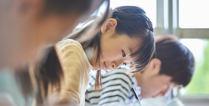 勉強をする子供たち