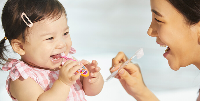 歯磨きの練習をする親子