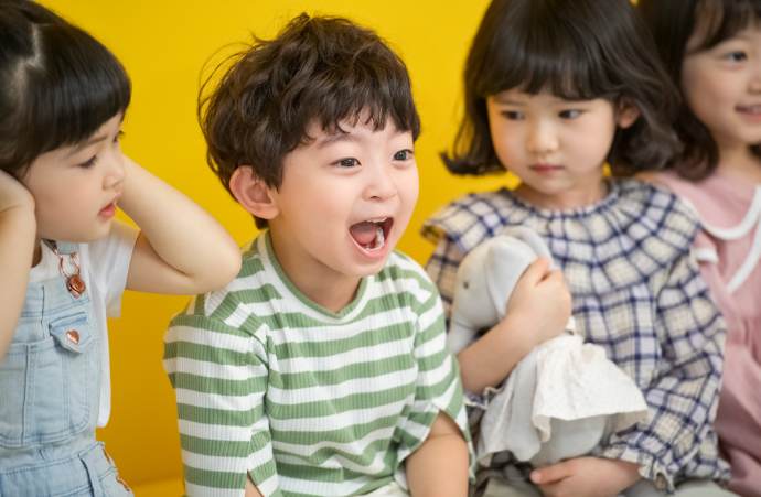 園と家庭で見せる顔が全然違う子どもが発信するサインとは？  保育士 