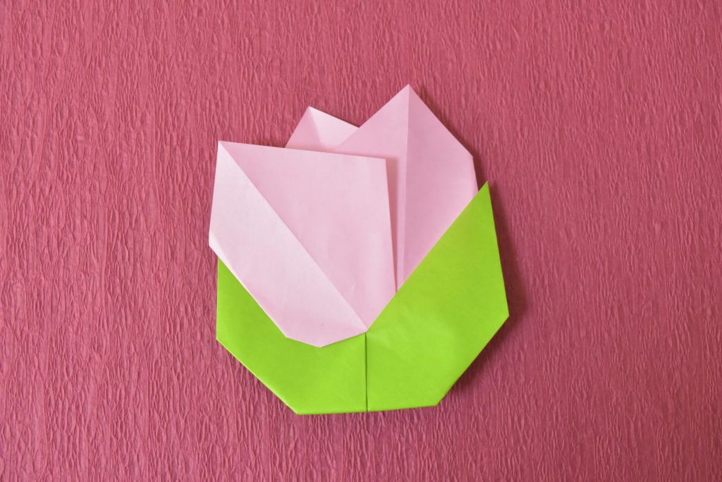 折り紙 子どもでも簡単に折れるチューリップの折り方 保育士を応援する情報サイト 保育と暮らしをすこやかに ほいくらし