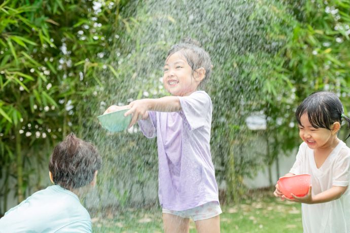 夏におすすめ 5歳児と楽しむ水遊び 的あてゲーム 保育士を応援する情報サイト 保育と暮らしをすこやかに ほいくらし