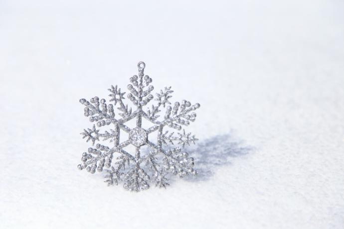 雪の結晶を作ろう 年齢別 製作アイデア4選 保育士を応援する情報サイト 保育と暮らしをすこやかに ほいくらし