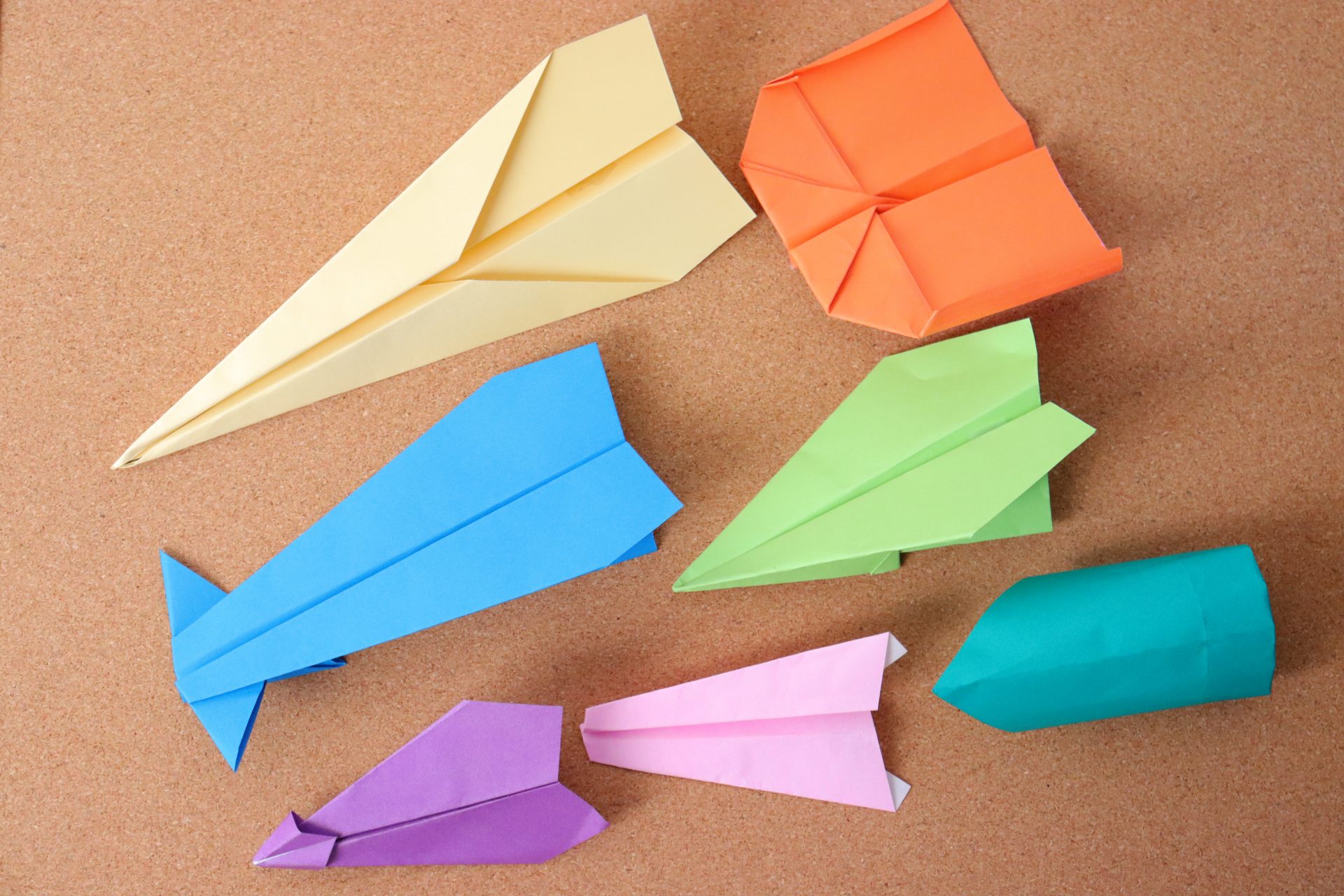 よく飛ぶ紙飛行機の作り方は？長方形＆正方形の折り方 | 保育士を応援