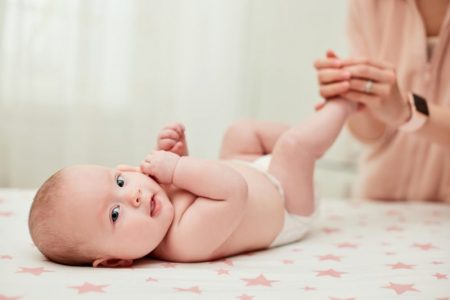 赤ちゃんのバビンスキー反射とは？いつまでに消える？確かめる方法について解説