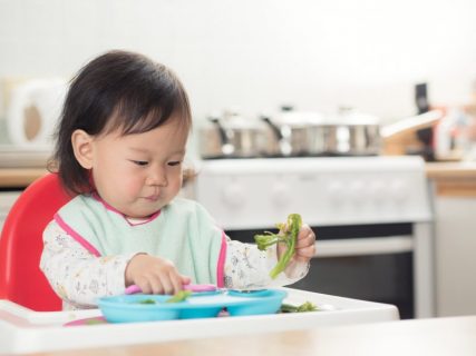 手づかみ食べはいつから？進め方やおすすめの調理方法・育児アイテムを紹介