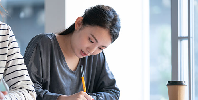 試験中の女性