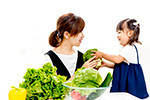 野菜を手に持つ女性の写真