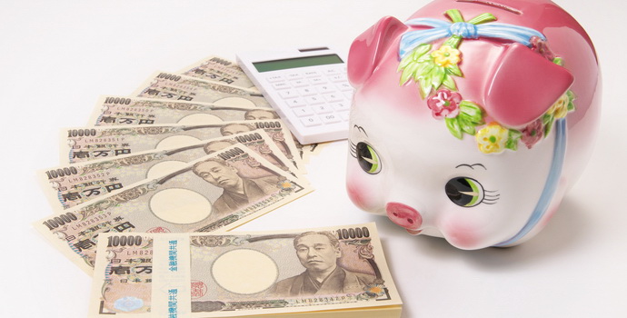 豚の貯金箱と１万円札の束が写された画像
