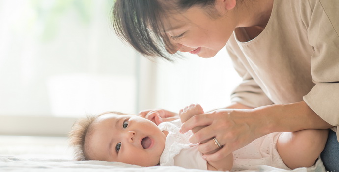 赤ちゃんの面倒をみるベビーシッターの様子を写した写真