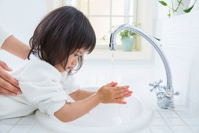 真剣に手洗いをする女の子の写真